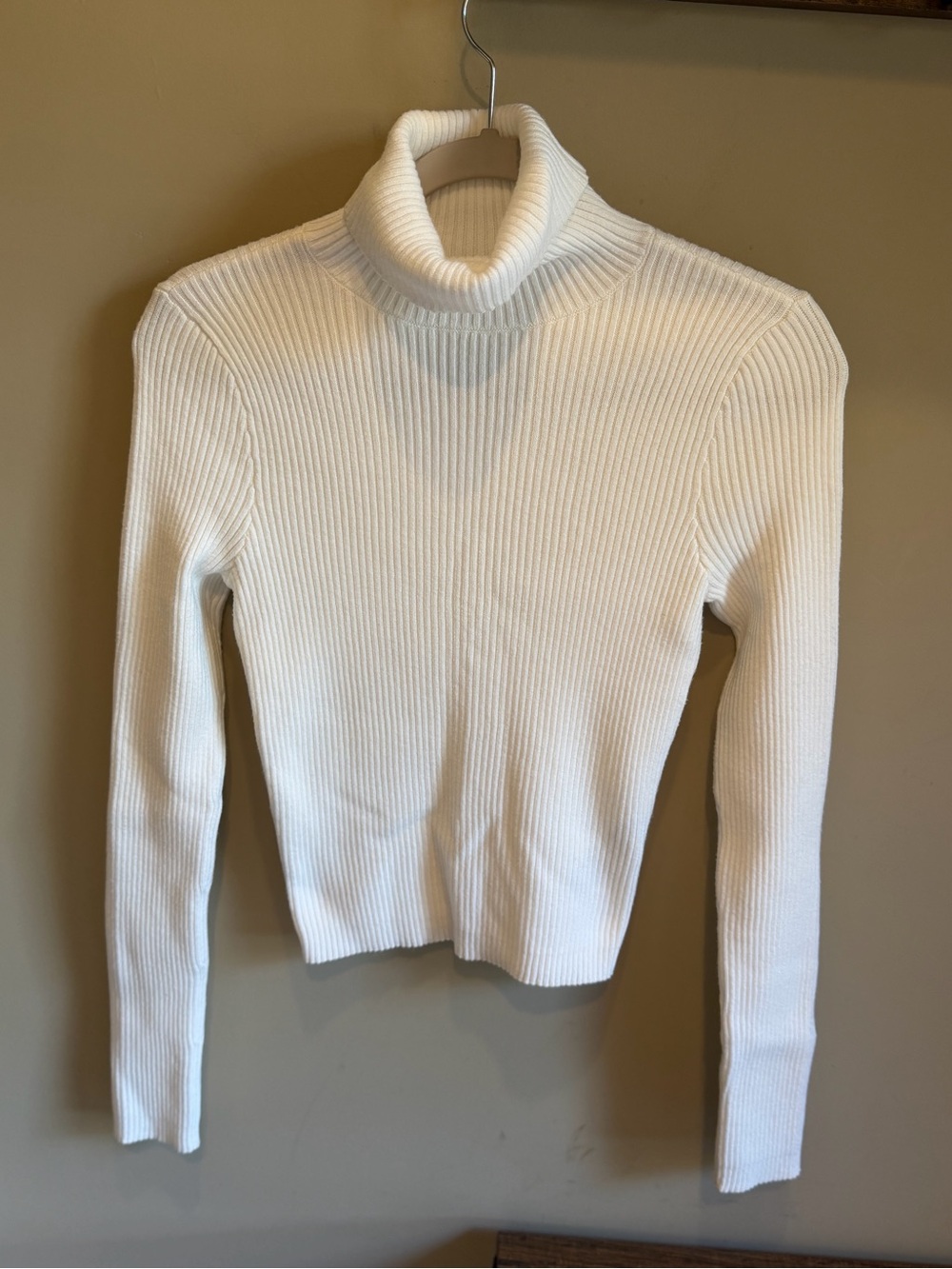 Hollister White Turtleneck Cropped Sweater Long Sleeve Casual Cozy Knit Top